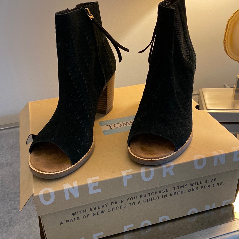 TOMS Majorca Peep Toe Black Suede Perforated Leaf 10
